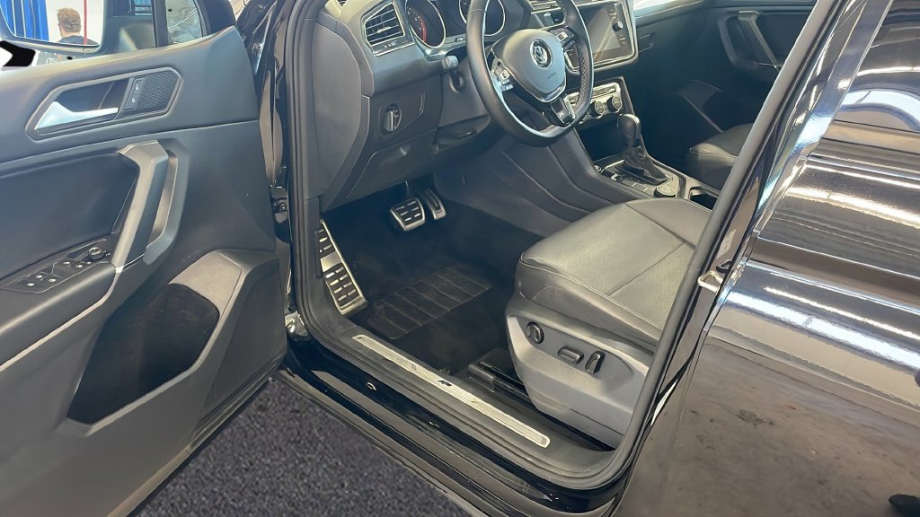 Used 2020 Volkswagen Tiguan SE R-Line AWD/4WD image 29