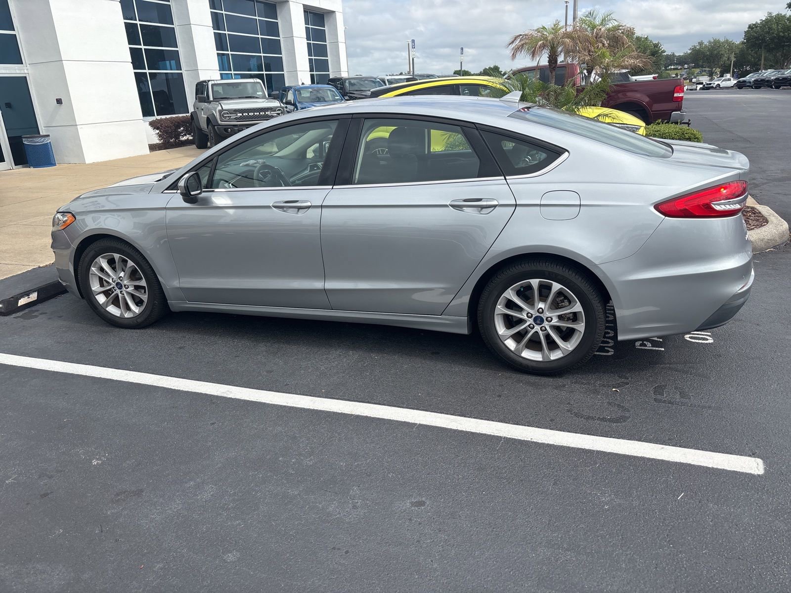 Used 2020 Ford Fusion SE FWD image 3