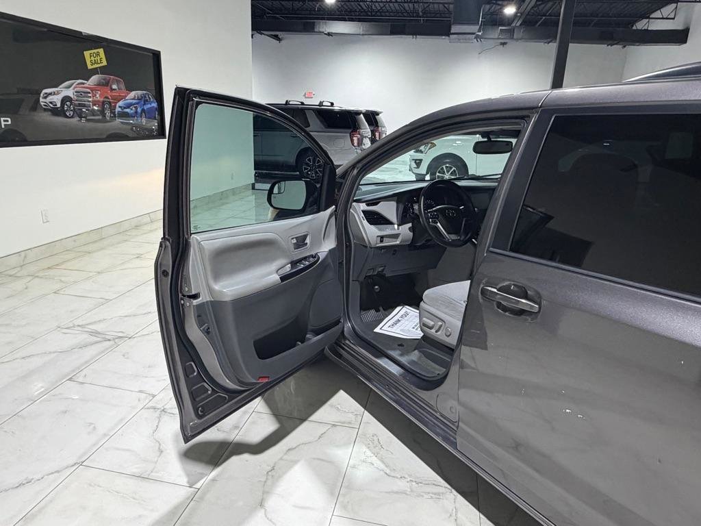 Used 2015 Toyota Sienna LE FWD image 19