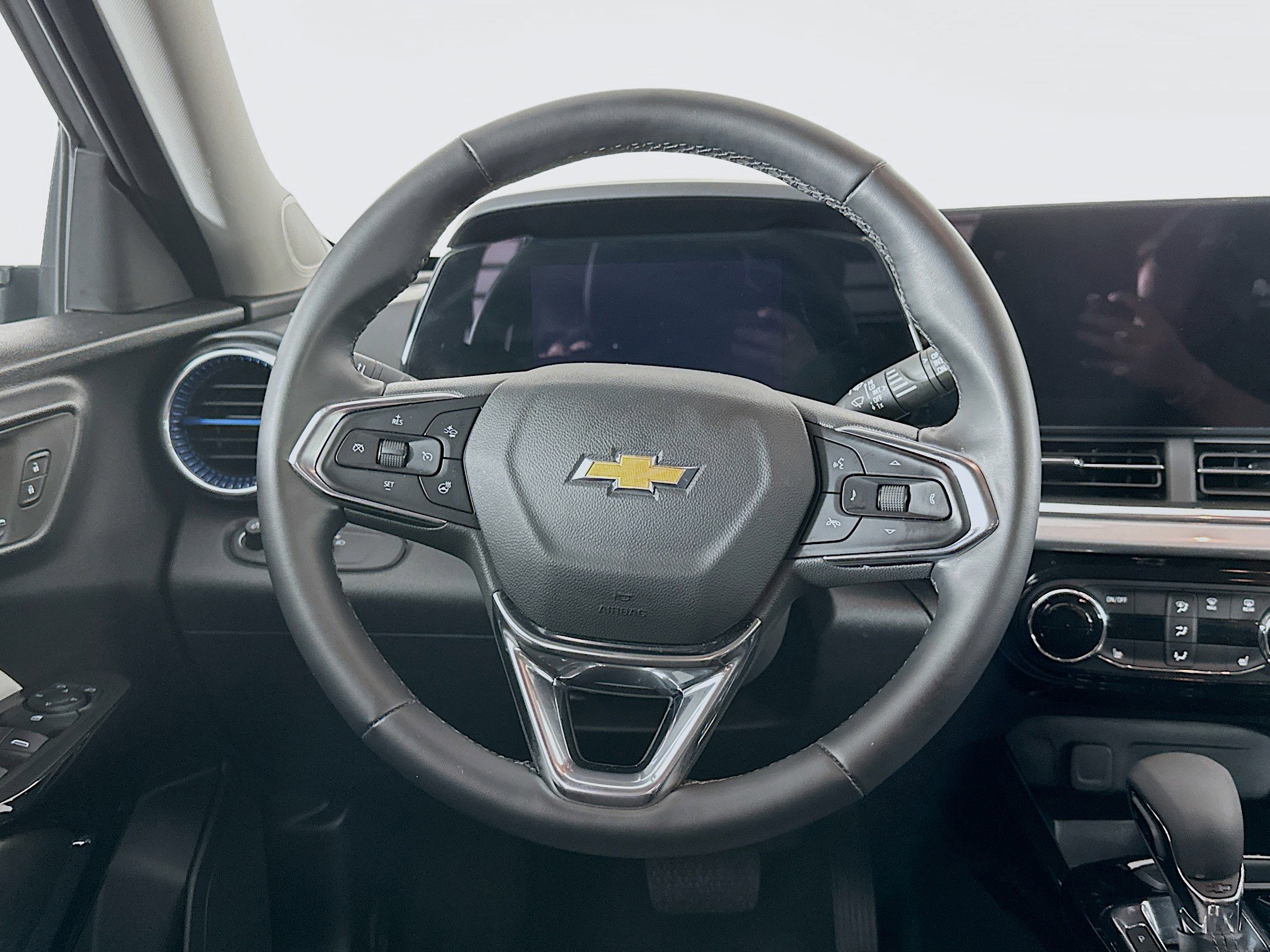 Used 2025 Chevrolet Trax LT w/ LT Convenience Package image 17