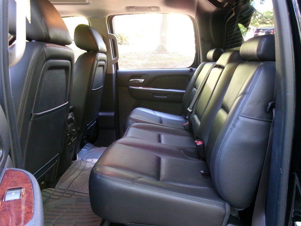 Used 2013 Chevrolet Avalanche LTZ RWD image 29
