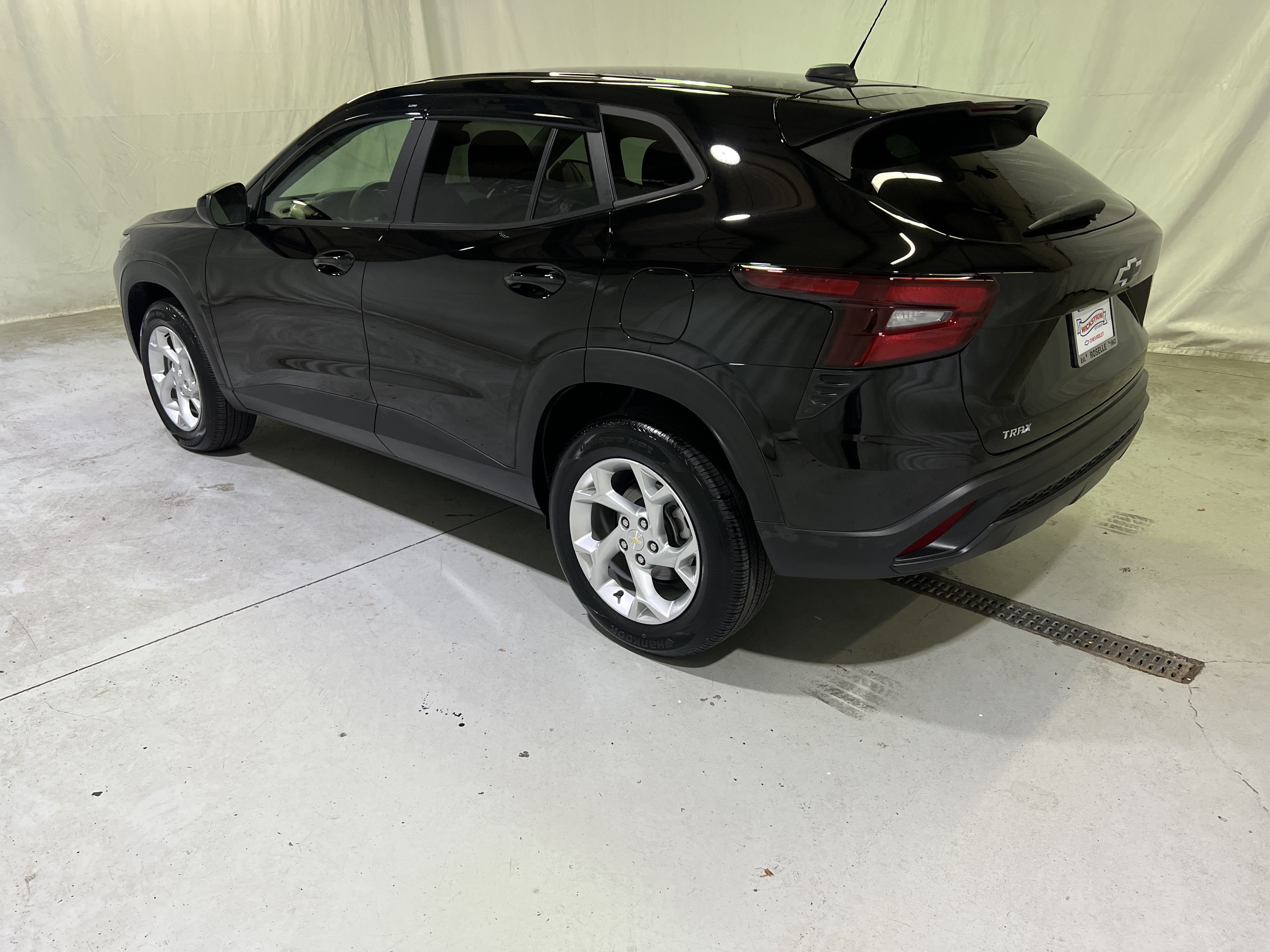 Used 2025 Chevrolet Trax LS w/ LS Convenience Package FWD image 8