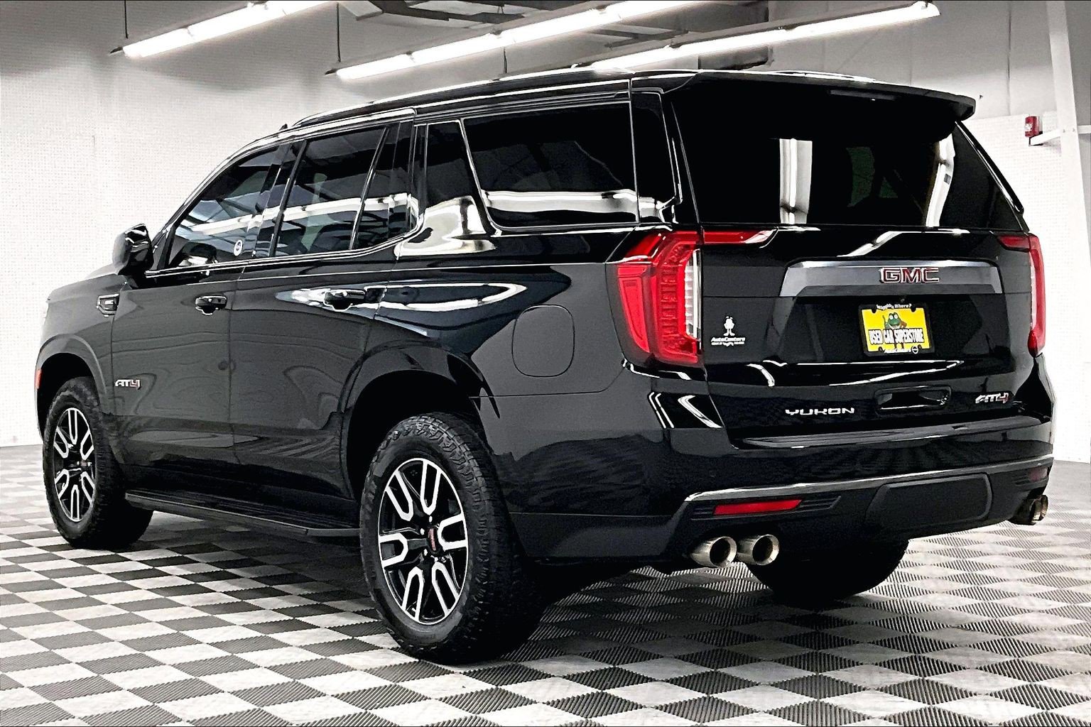Used 2024 GMC Yukon AT4 w/ Technology Package AWD/4WD image 3