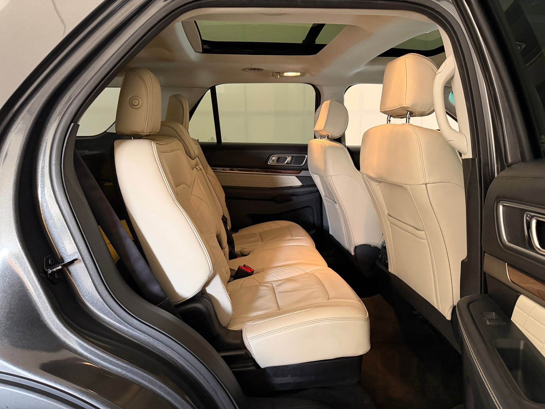 Used 2016 Ford Explorer Platinum AWD/4WD image 32