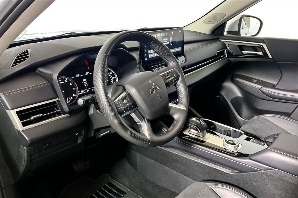 Used 2025 Mitsubishi Outlander SE image 10