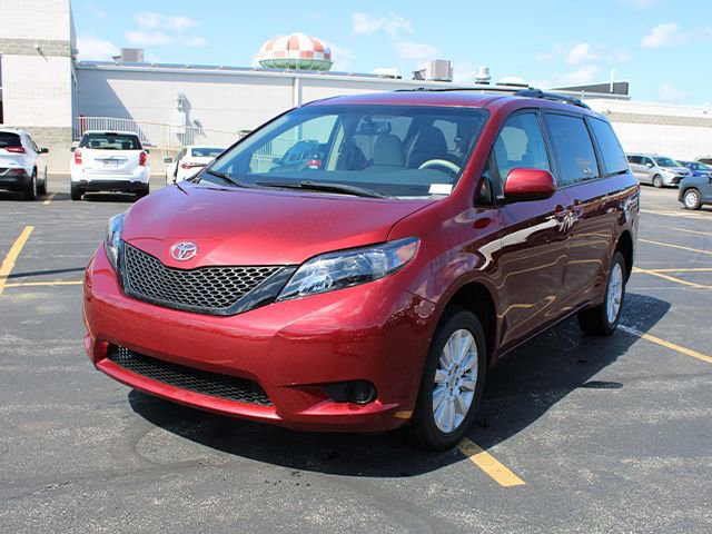 Used 2012 Toyota Sienna LE w/ Towing Pkg AWD/4WD image 2