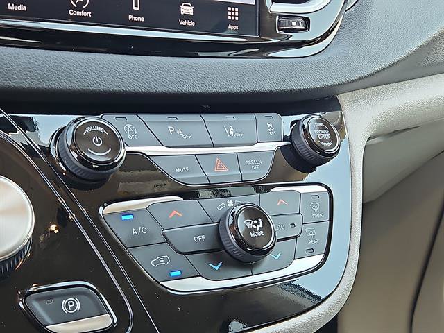 Used 2024 Chrysler Pacifica Touring-L FWD image 18