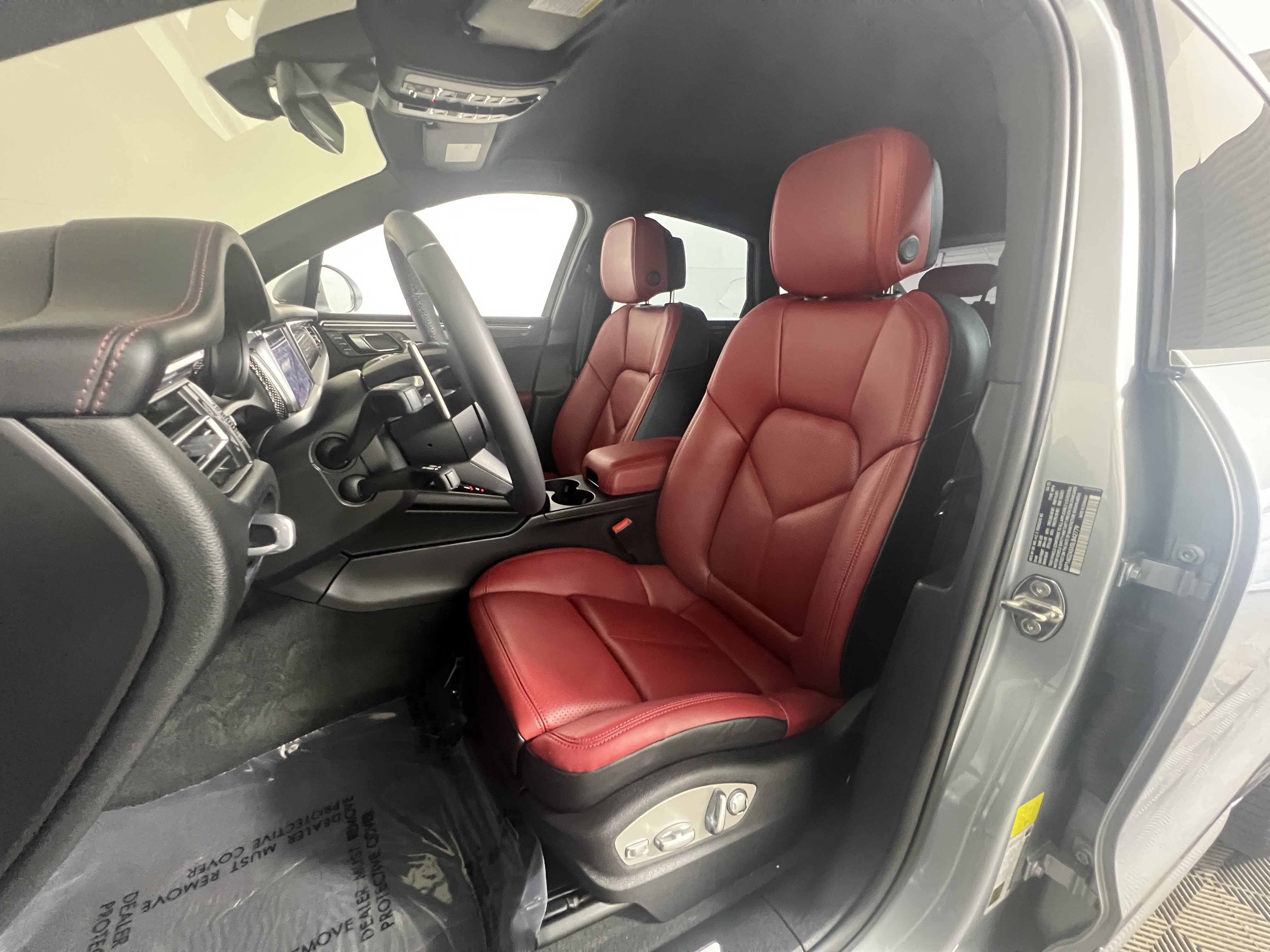 Certified 2025 Porsche Macan S AWD/4WD image 5