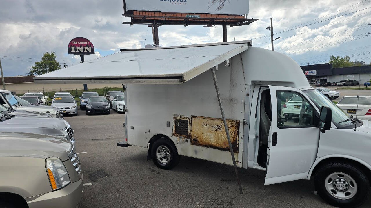 Used 2017 Chevrolet Express 3500 w/ Chrome Appearance Package RWD image 36