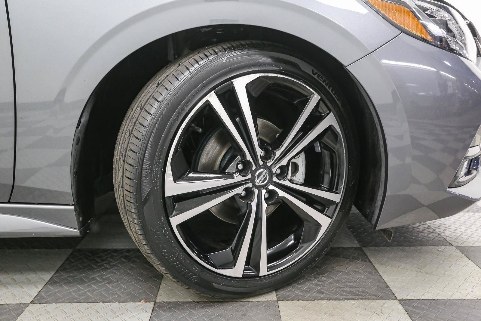 Used 2020 Nissan Sentra SR w/ Premium Package FWD image 14