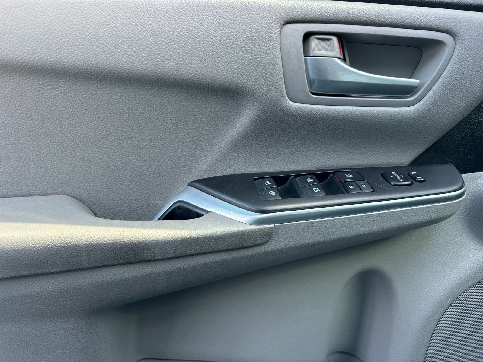 Used 2016 Toyota Camry LE FWD image 11