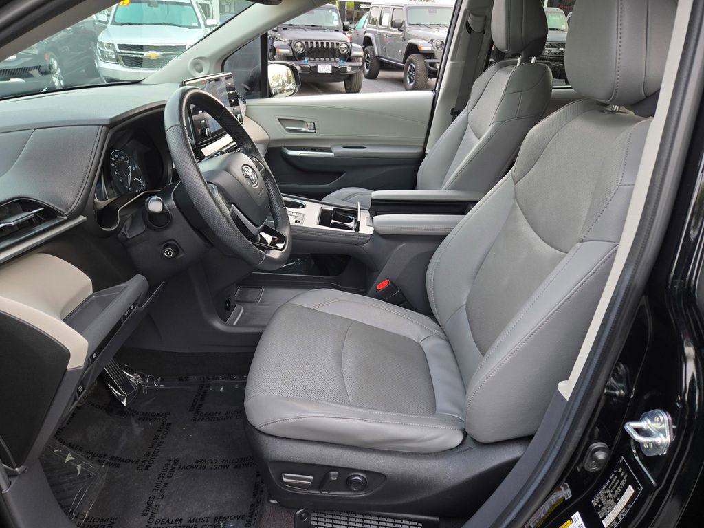 Used 2023 Toyota Sienna Limited AWD/4WD image 18