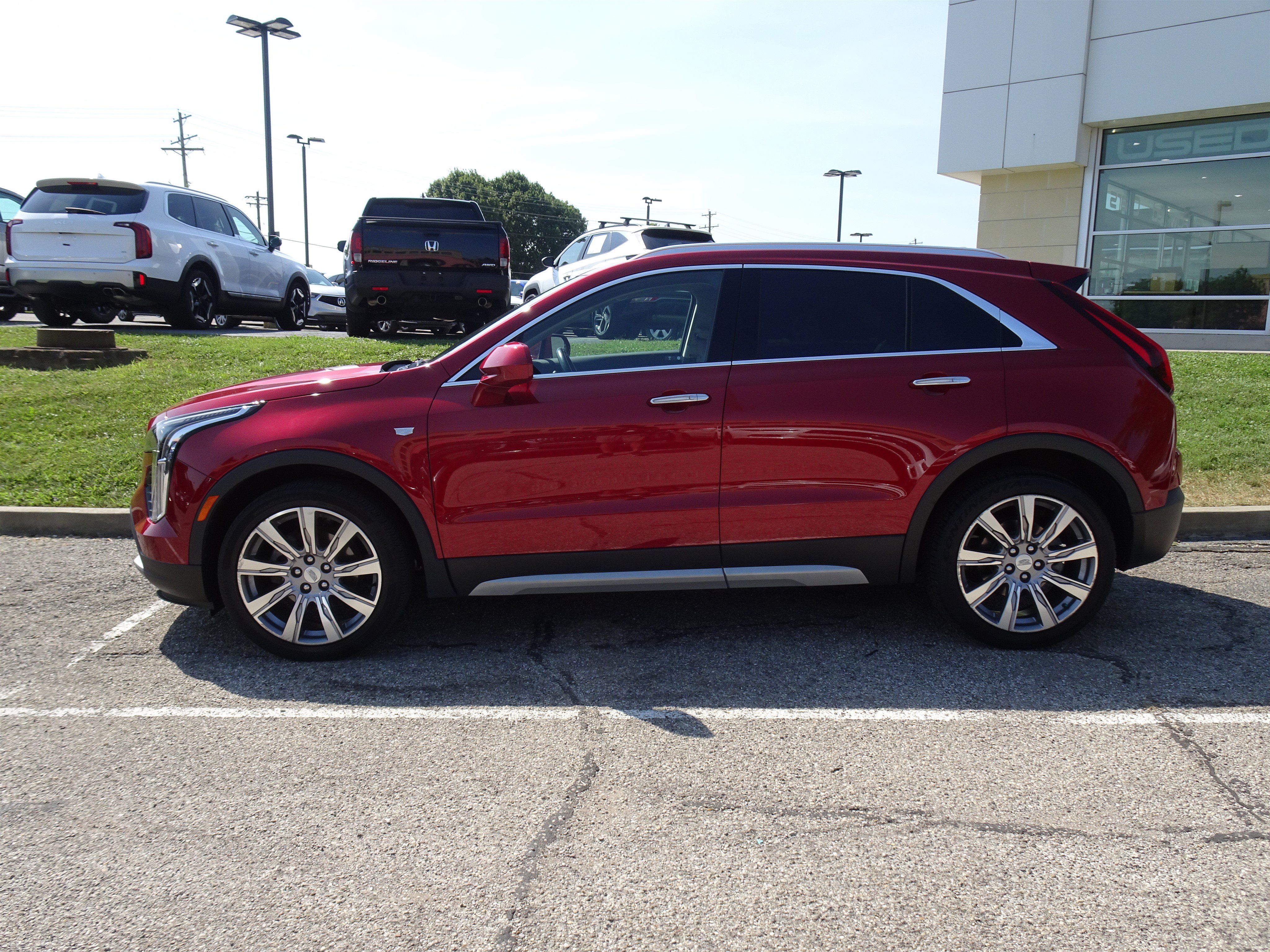 Used 2019 Cadillac XT4 Premium Luxury FWD image 2