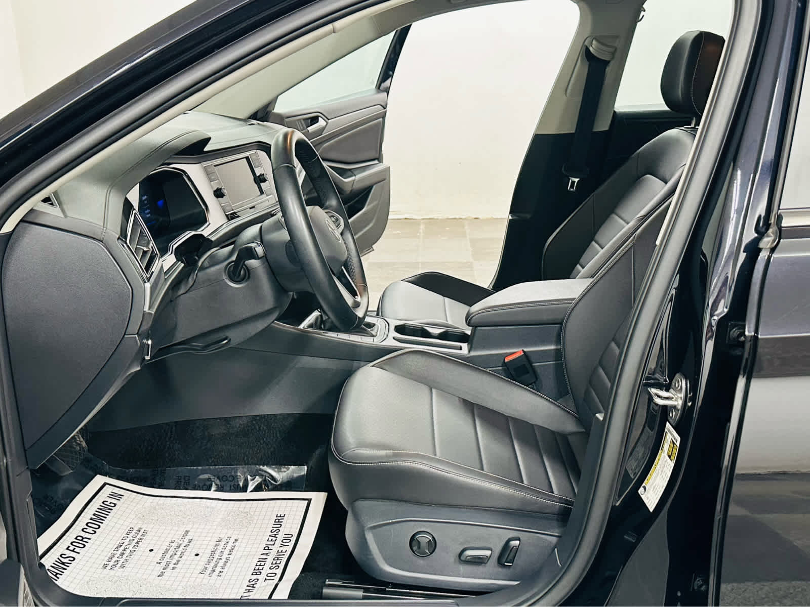 Certified 2023 Volkswagen Jetta SE w/ Panoramic Sunroof Package FWD image 9