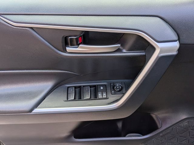 Used 2025 Toyota RAV4 XLE AWD/4WD image 18