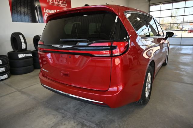 Used 2025 Chrysler Pacifica Select FWD image 6