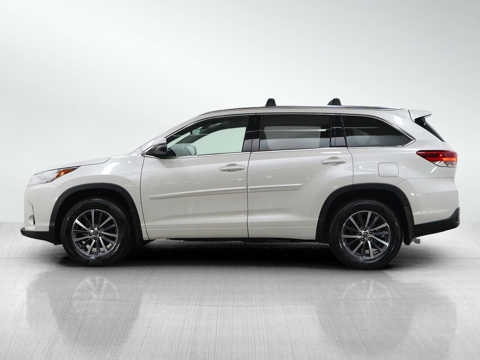 Used 2017 Toyota Highlander XLE w/ Protection Package #3 AWD/4WD image 2