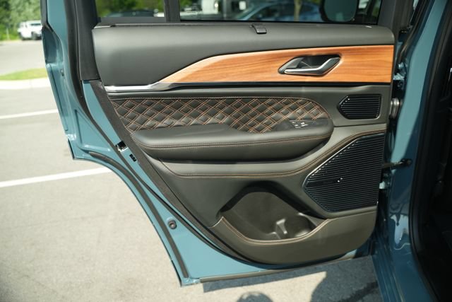 New 2026 Jeep Grand Cherokee Summit w/ MOPAR Finishing Package AWD/4WD image 15