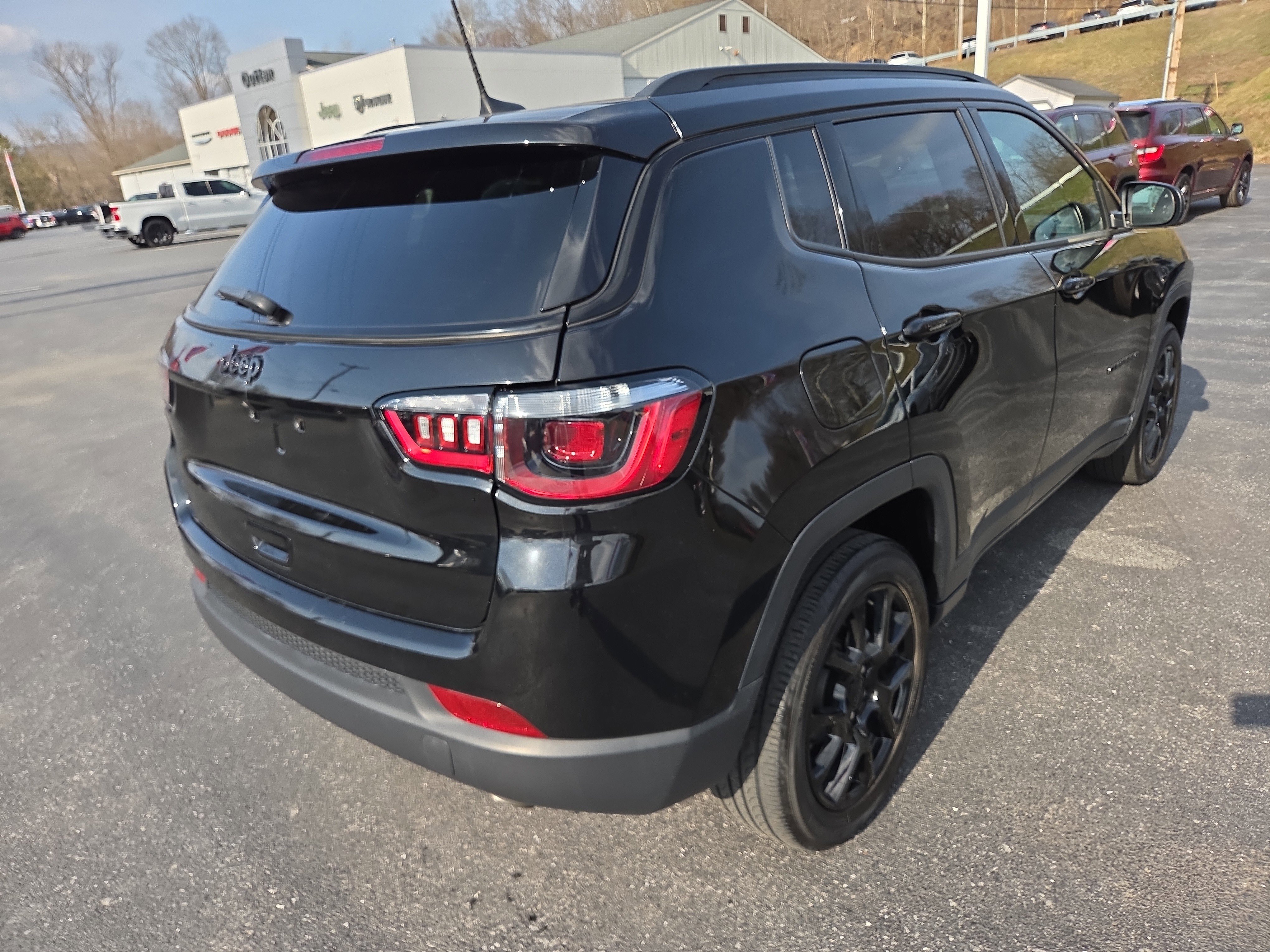 Used 2022 Jeep Compass Altitude w/ Convenience Group AWD/4WD image 3
