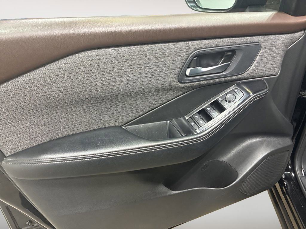 Used 2023 Nissan Rogue SV FWD image 8