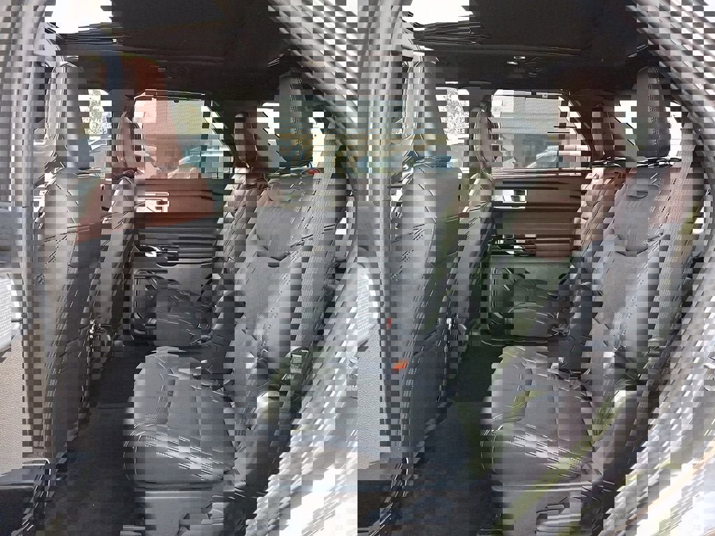 Used 2023 Ford Explorer Platinum w/ Technology Package AWD/4WD image 11