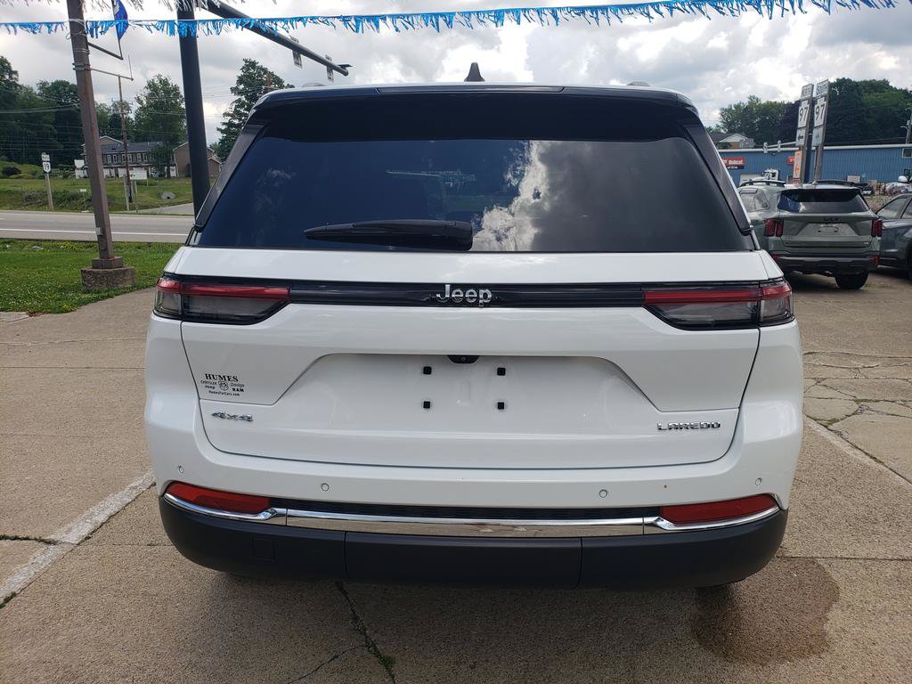 Certified 2023 Jeep Grand Cherokee Laredo w/ Luxury Tech Group I AWD/4WD image 4