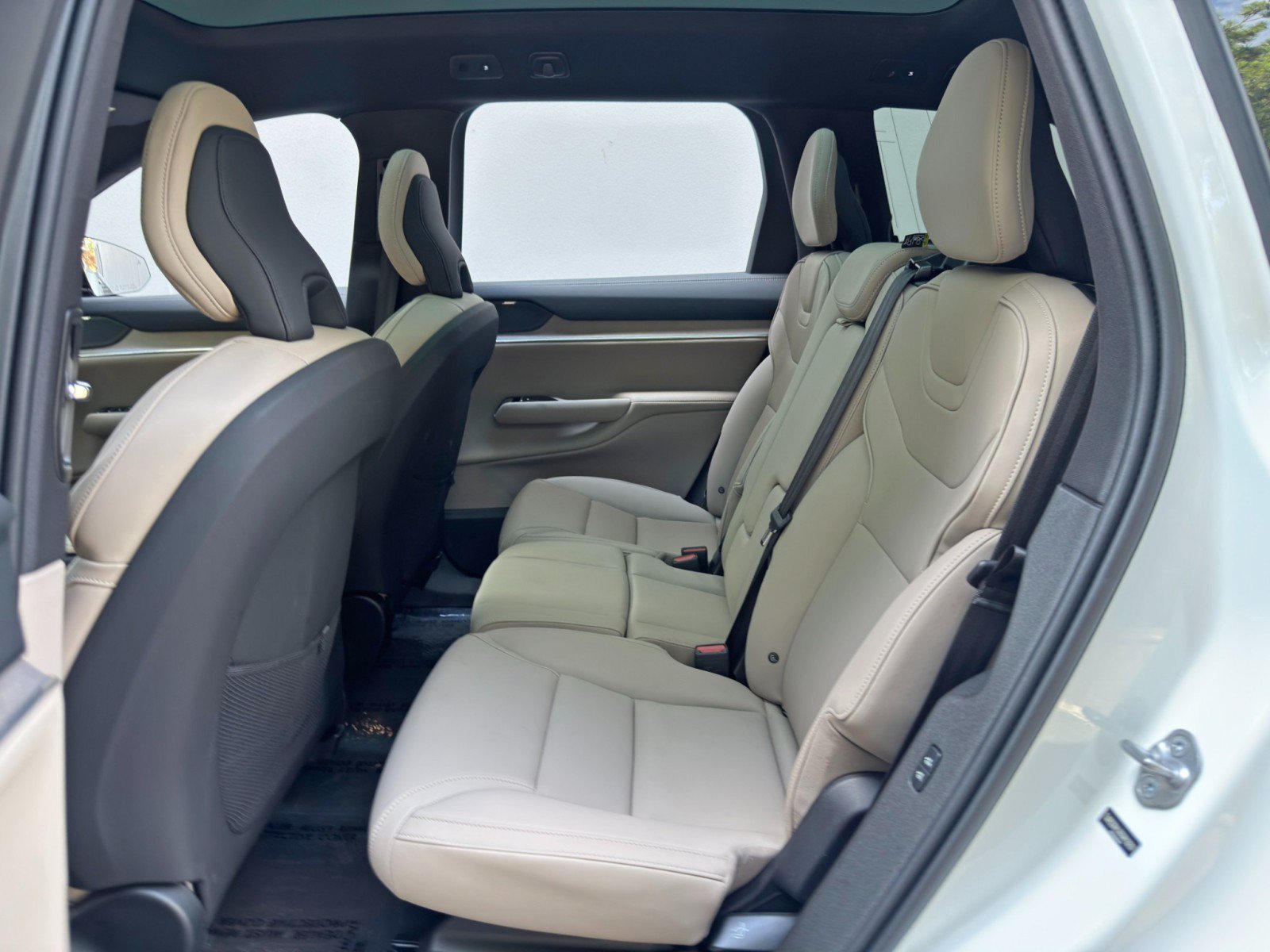Used 2025 Volvo EX90 Ultra AWD/4WD image 39