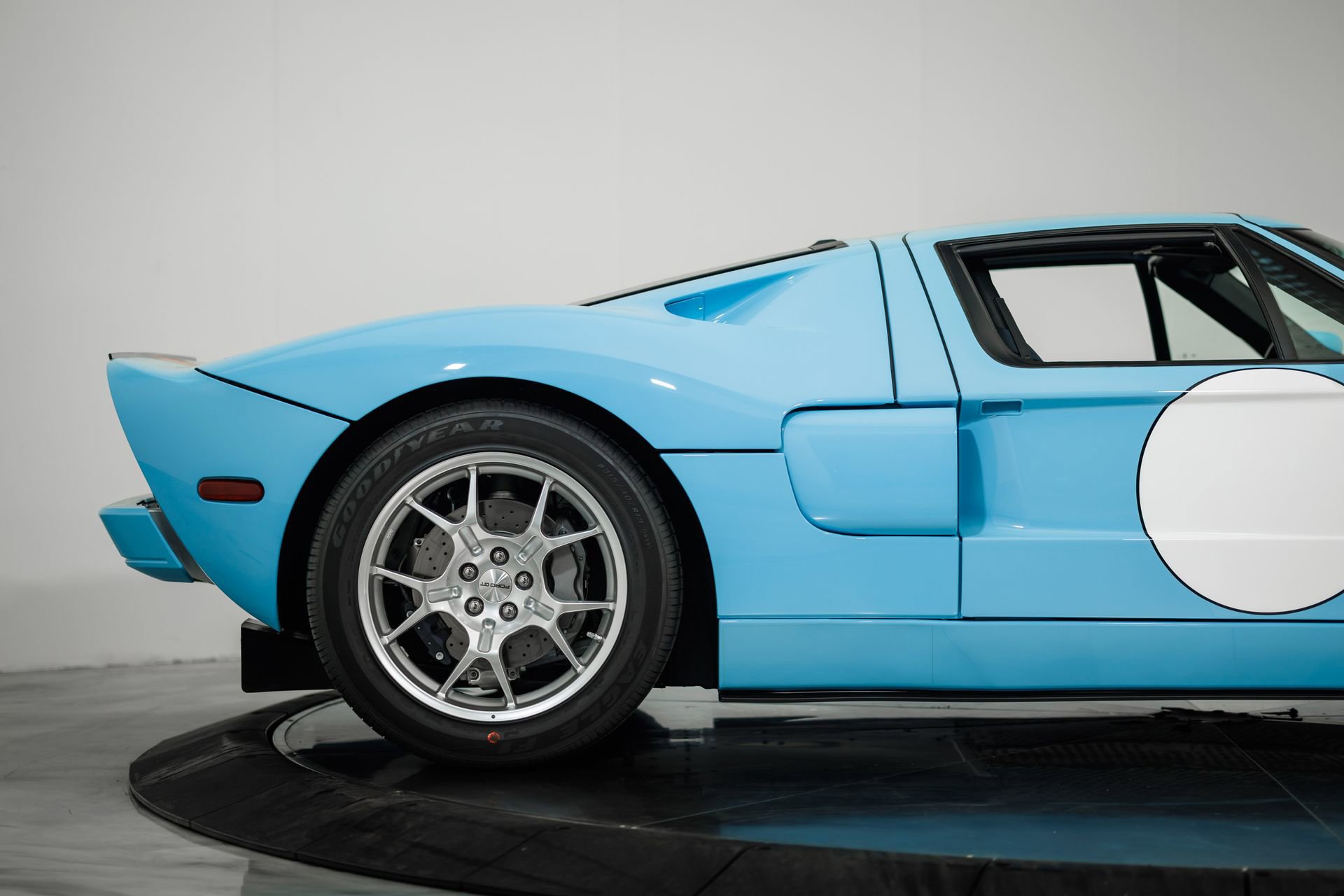 Used 2006 Ford GT RWD image 50