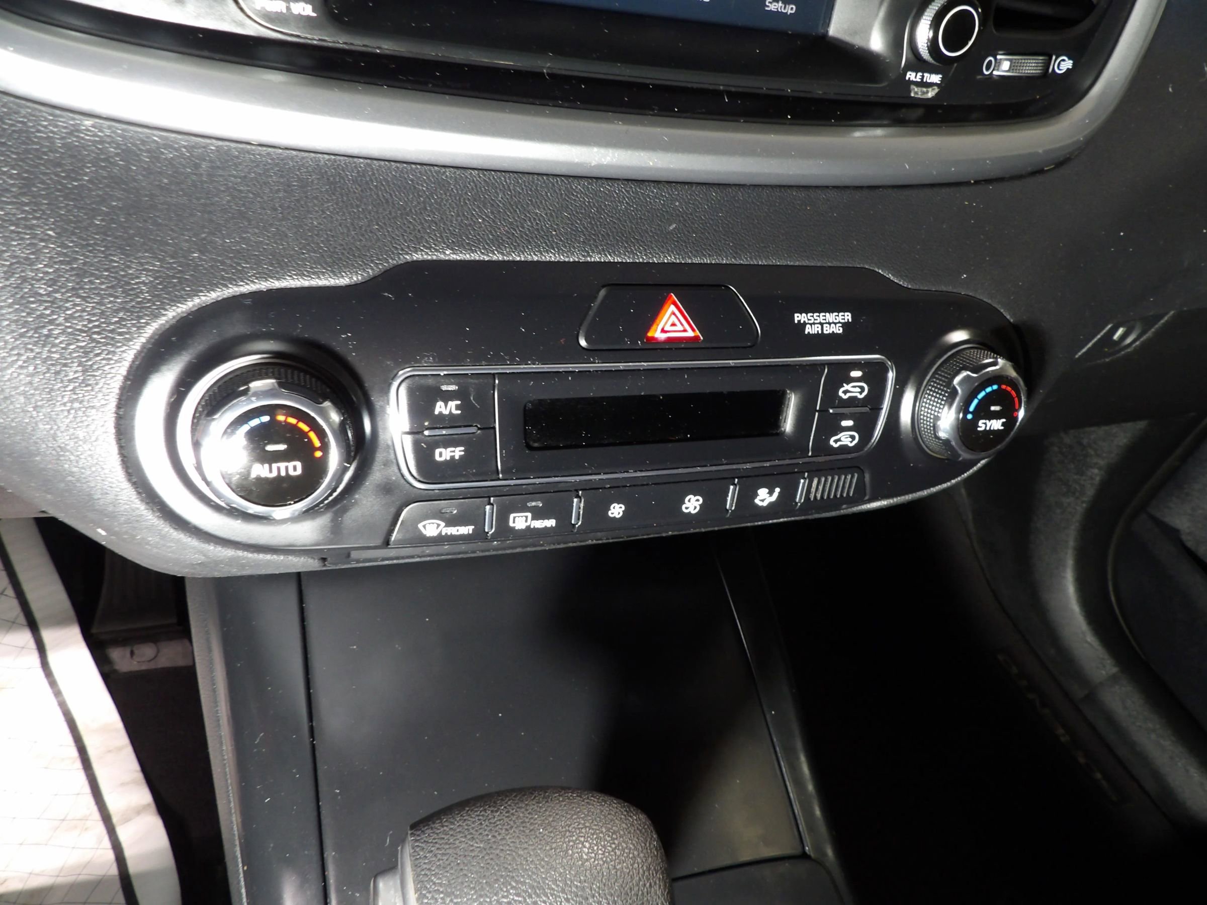 Used 2019 Kia Sorento LX image 13