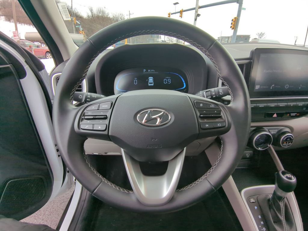 Used 2025 Hyundai Venue SEL image 18