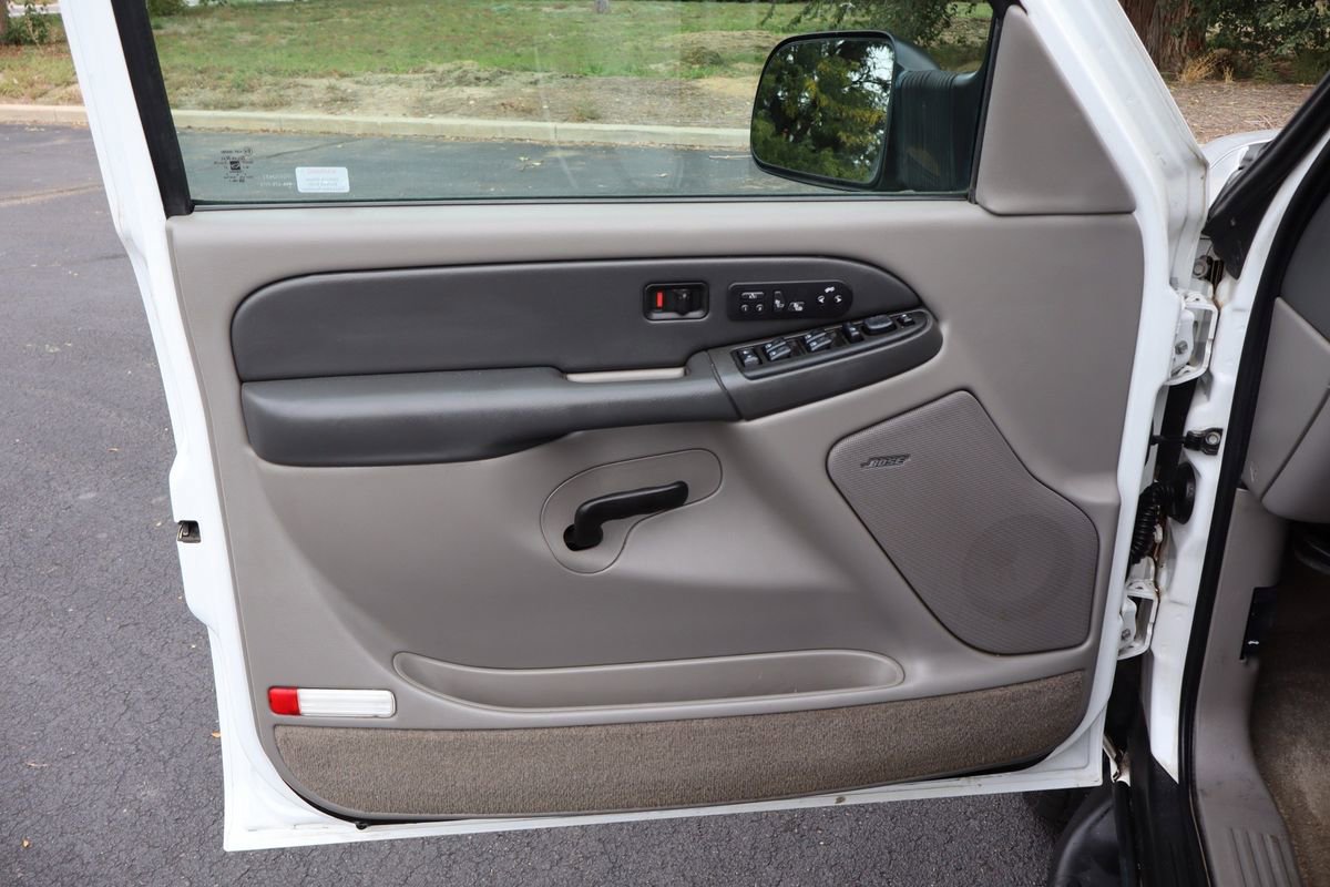 Used 2003 Chevrolet Suburban 2500 LT w/ LT Preferred Equipment Group image 26