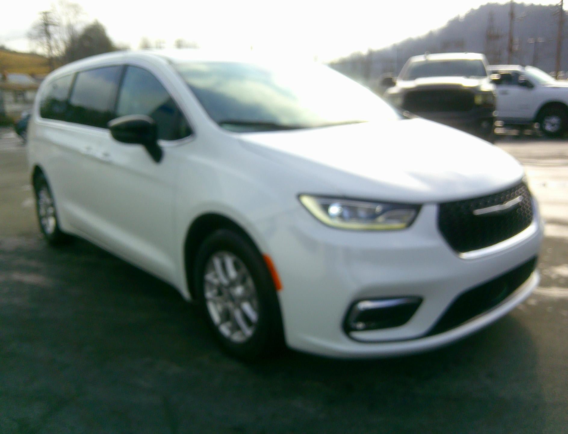 Used 2024 Chrysler Pacifica Touring-L FWD image 6