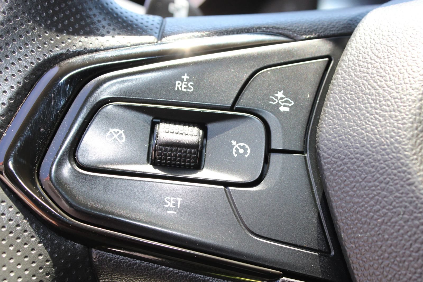 Used 2023 Chevrolet Bolt EUV LT FWD image 17
