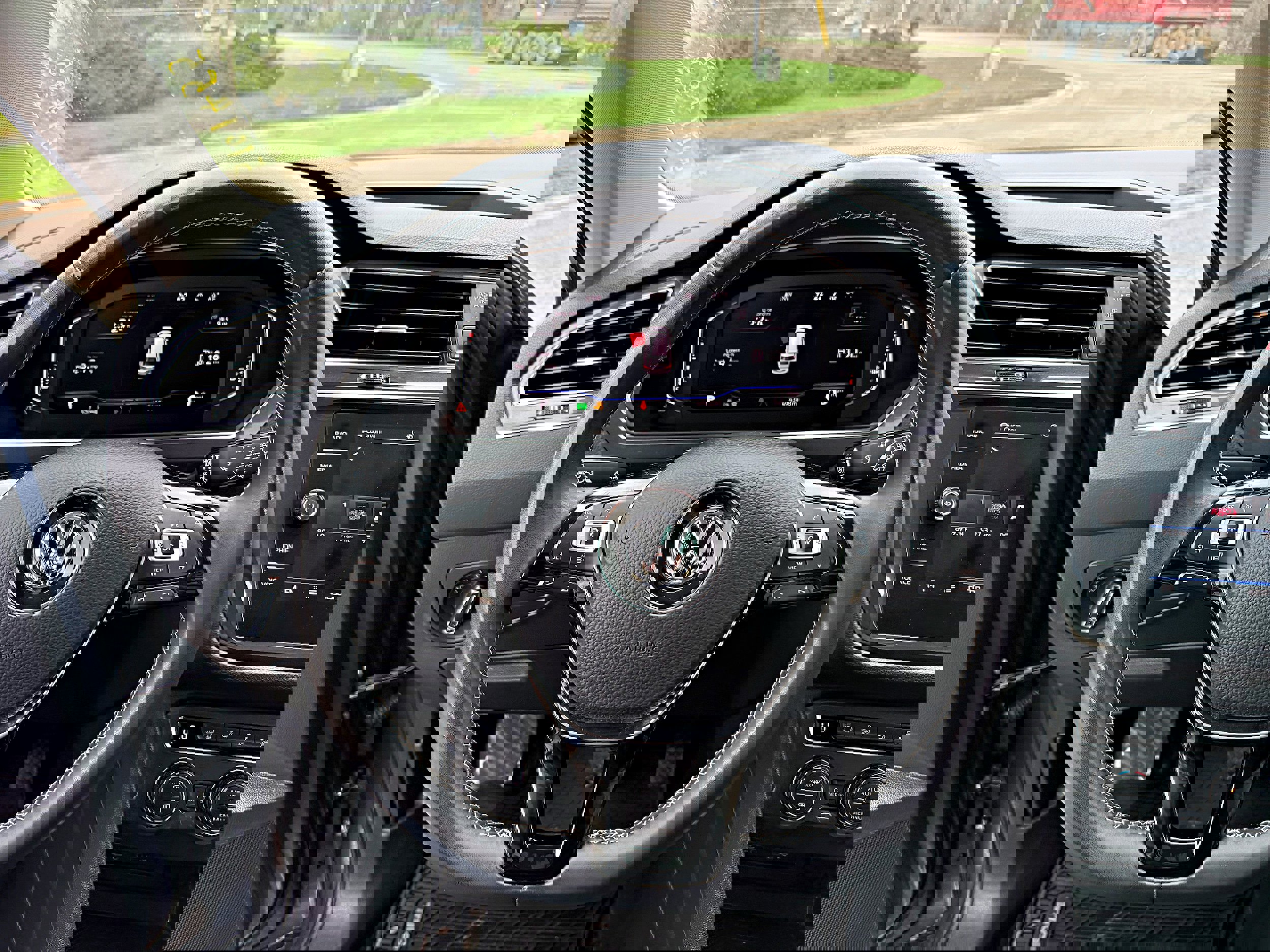 Used 2021 Volkswagen Tiguan SEL w/ 2-Row Tiguan MDO Package image 14