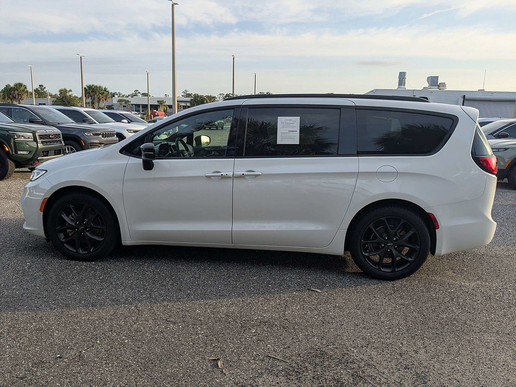 Used 2025 Chrysler Pacifica Limited FWD image 7