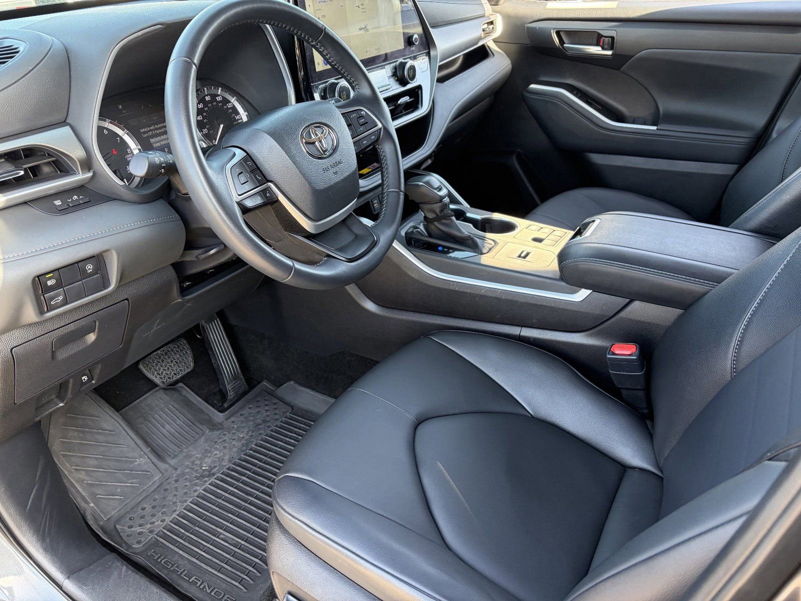 Used 2025 Toyota Highlander XLE FWD image 19