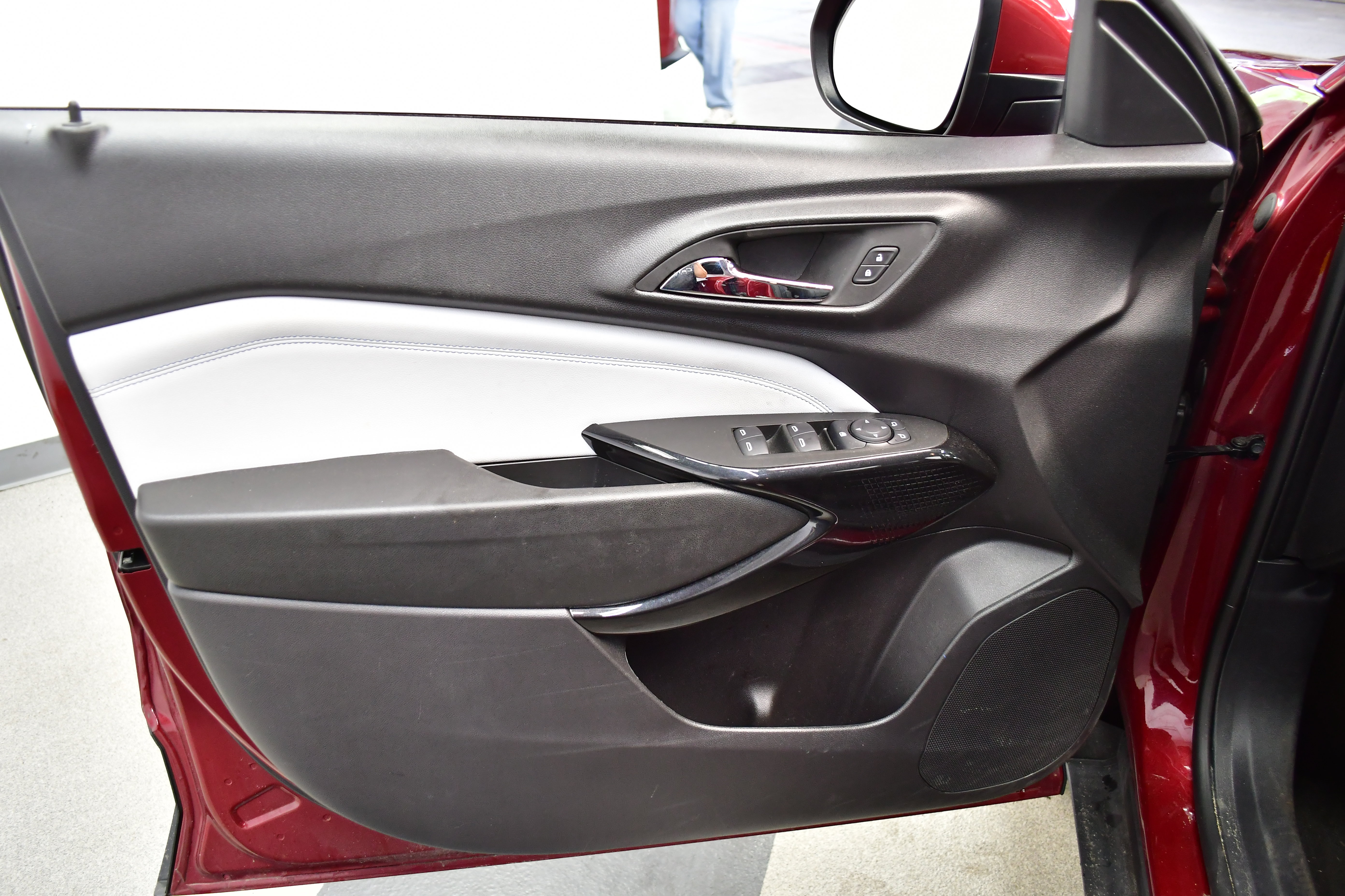 Used 2025 Chevrolet Trax LT w/ LT Convenience Package FWD image 18