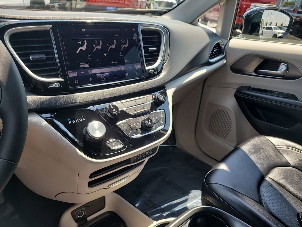Used 2024 Chrysler Pacifica Touring-L image 19