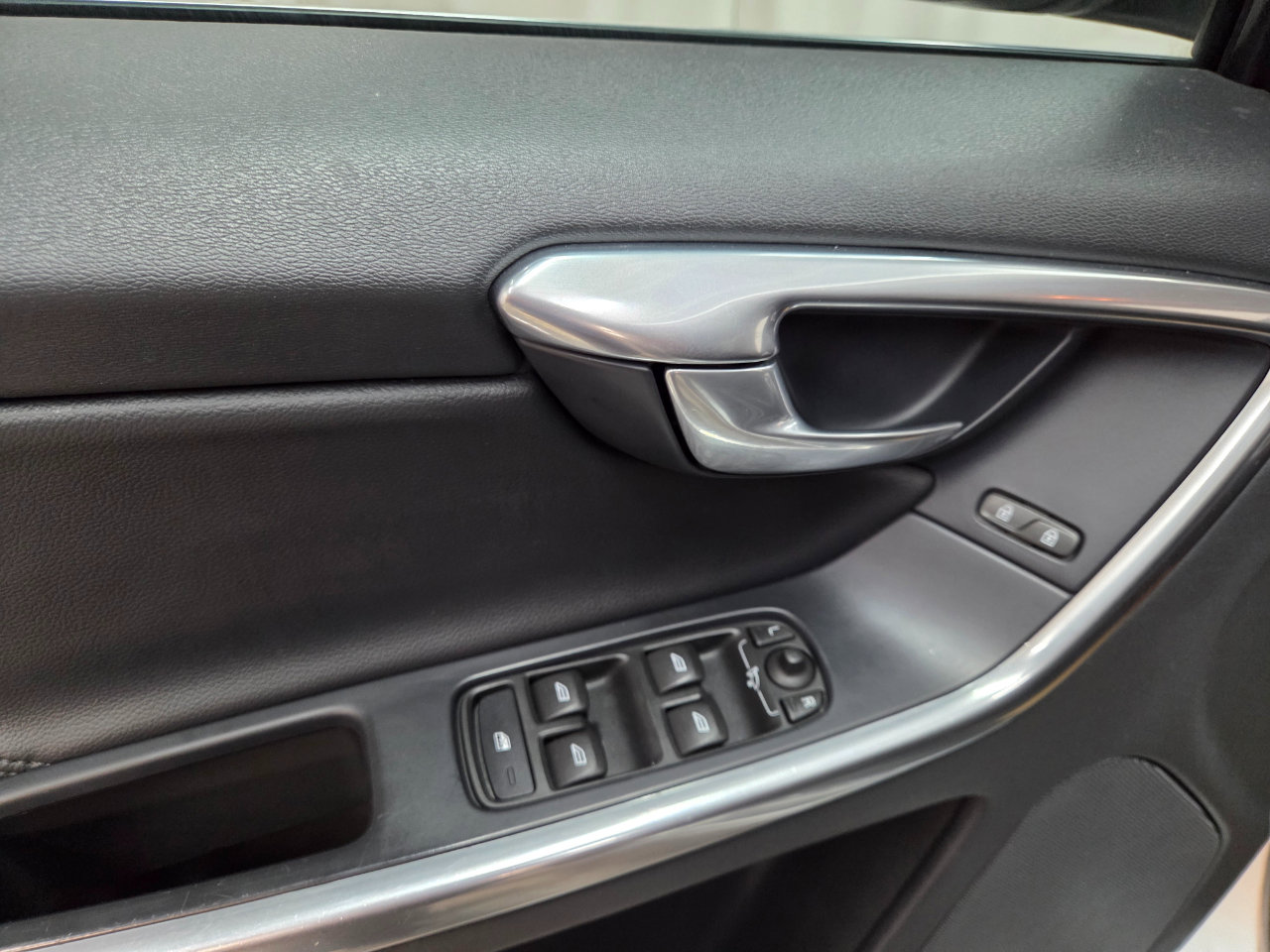 Used 2015 Volvo XC60 T6 image 26