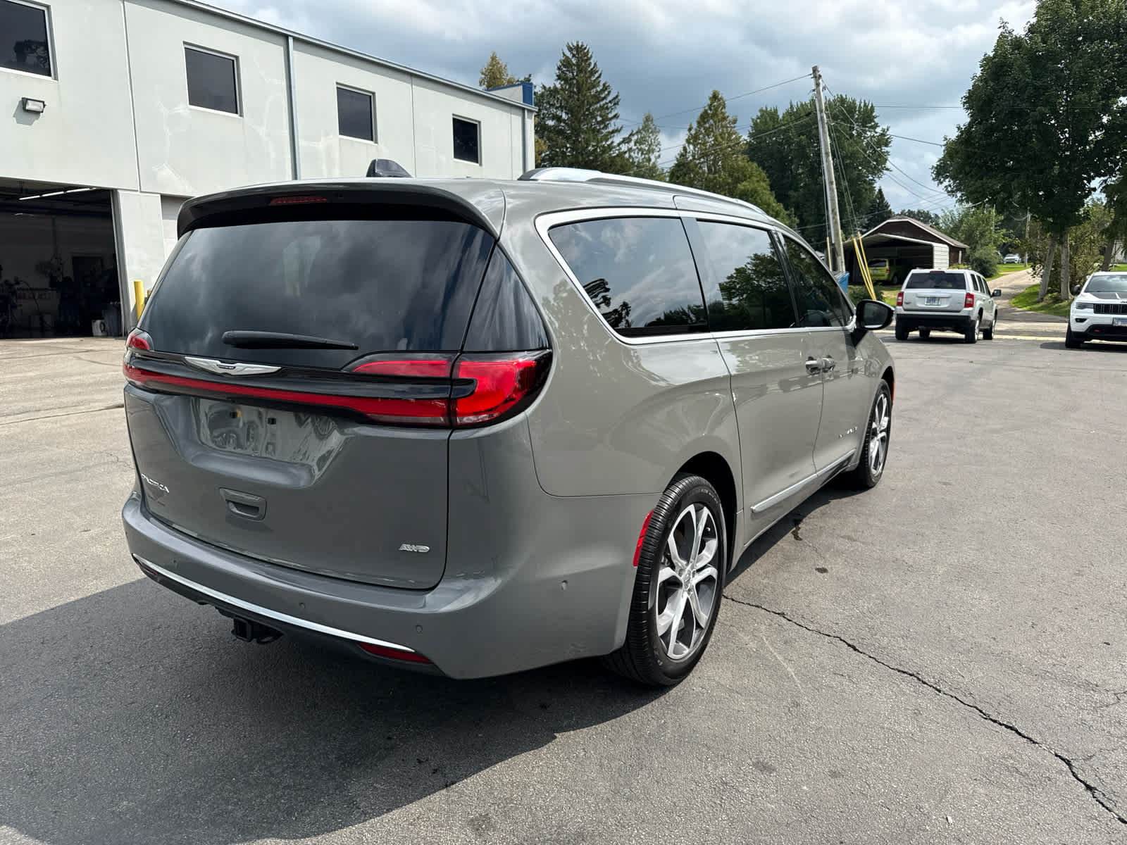 Used 2025 Chrysler Pacifica Pinnacle w/ Trailer Tow Group AWD/4WD image 3