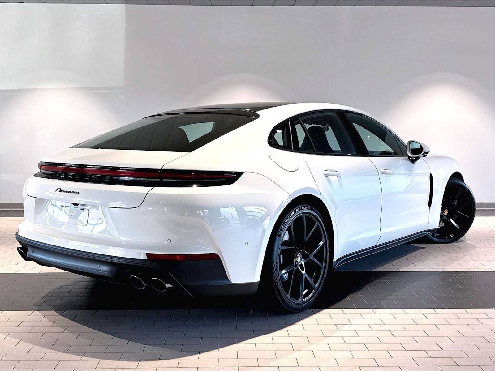 Used 2025 Porsche Panamera RWD image 11