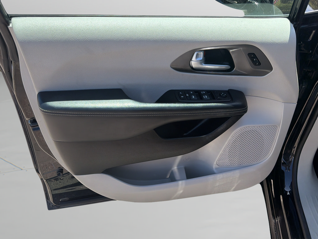 Used 2024 Chrysler Pacifica Touring-L FWD image 17