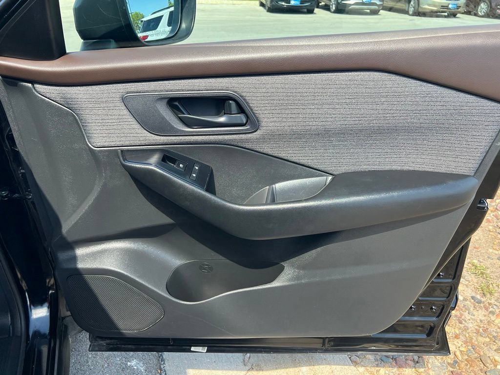 Used 2023 Nissan Rogue S AWD/4WD image 25