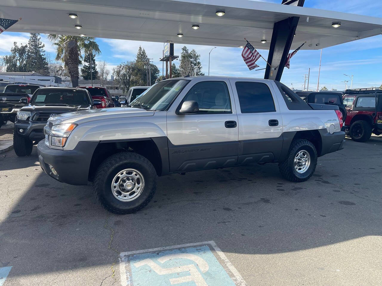 Used 2005 Chevrolet Avalanche 2500 LS w/ Onstar Plus Package image 2