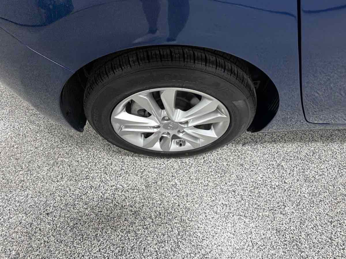 Used 2015 Hyundai Elantra GT FWD image 32