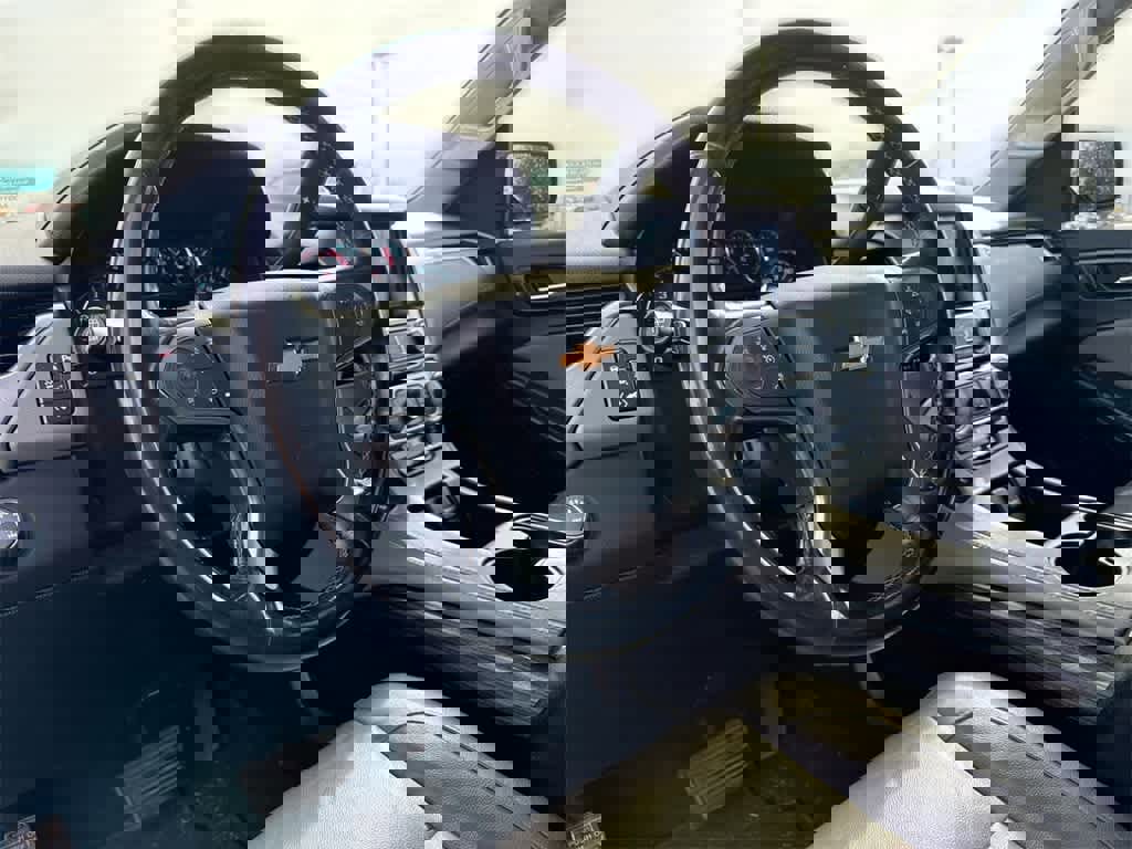 Used 2018 Chevrolet Suburban LT image 2