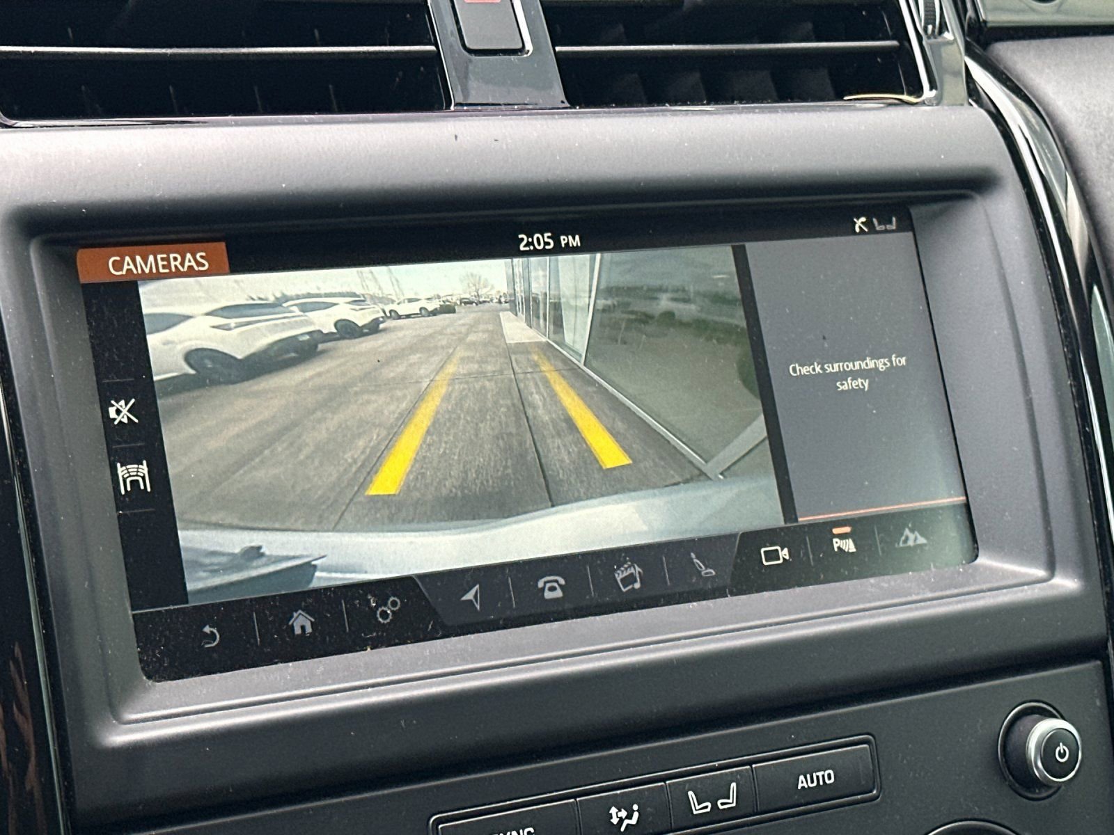 Used 2018 Land Rover Discovery SE image 19