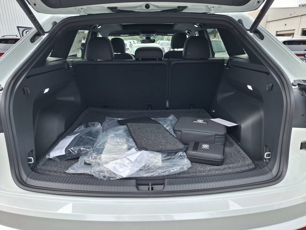 New 2026 Volkswagen Atlas Cross Sport SE FWD image 17
