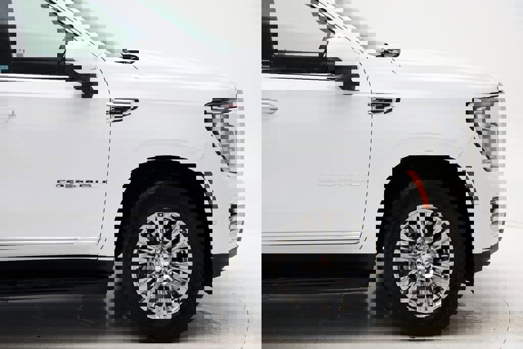 Used 2025 GMC Yukon XL Denali image 4