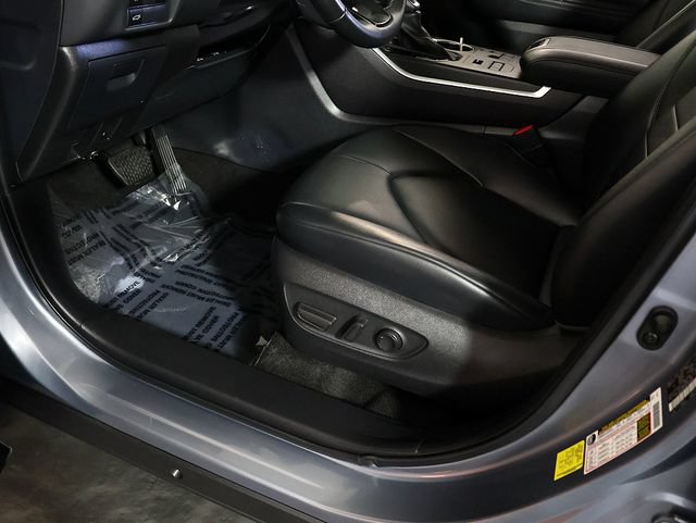 Used 2024 Toyota Highlander XLE AWD/4WD image 23